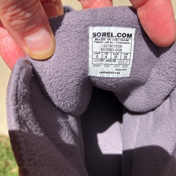 Sorel Youth Whitney Short Laced Boots. Size 5 - Picture 9 of 9